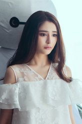 Angela（李心艾饰演）